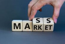 بازاریابی انبوه چیست؟ تعریف، مزایا و تکنیک‌های اجرای موفق