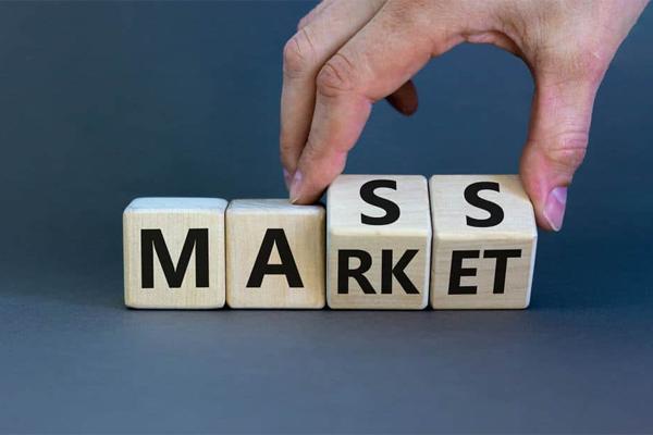 بازاریابی انبوه چیست؟ تعریف، مزایا و تکنیک‌های اجرای موفق